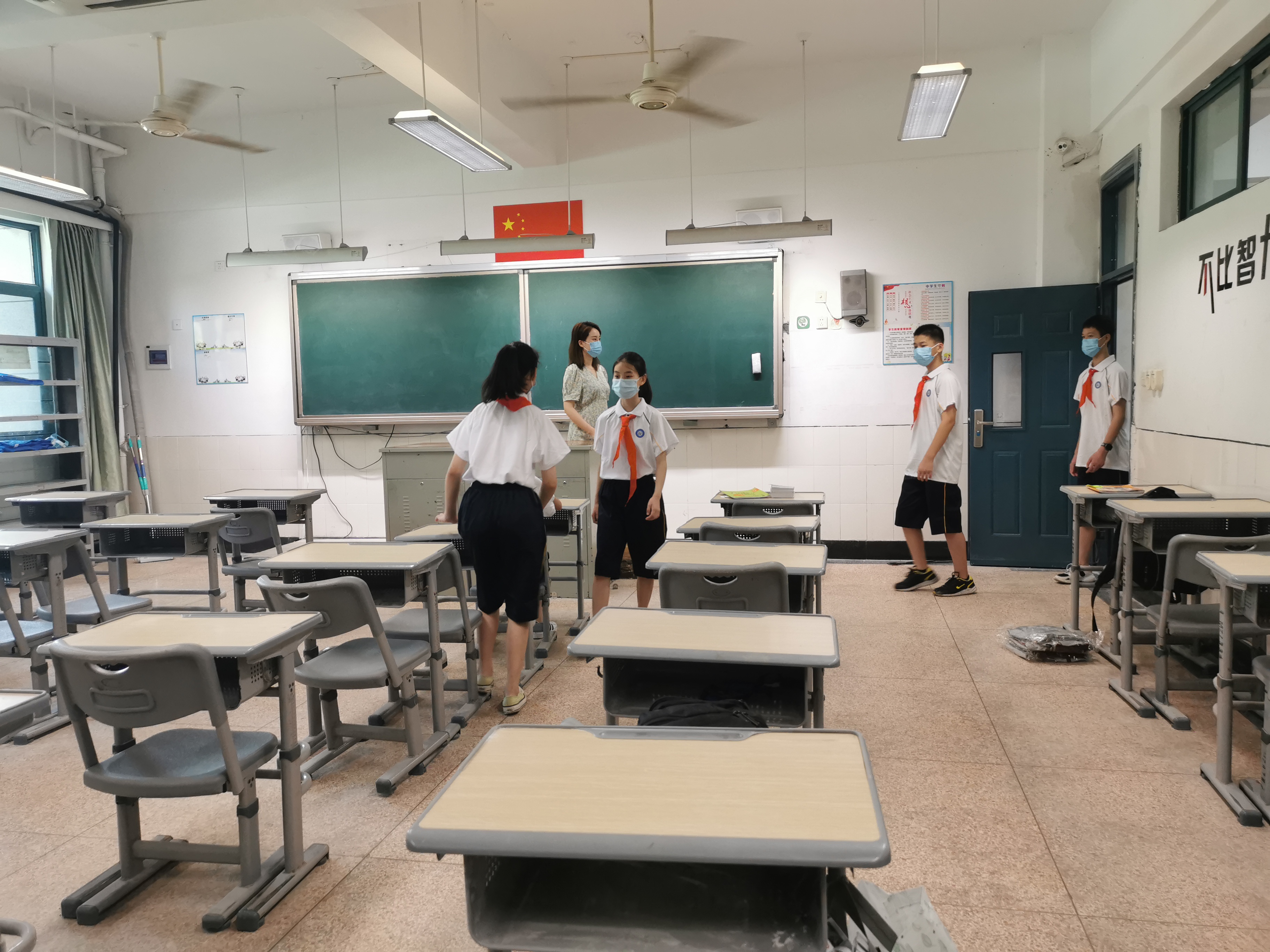 学生进入教室后,班主任老师对学生进行再一次的体温测量,登记,如体温